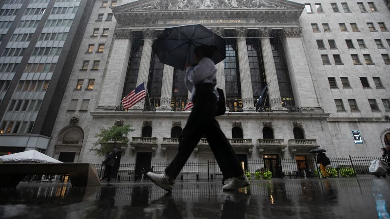 A shaky stock market is making Americans feel uneasy |  CNN Business