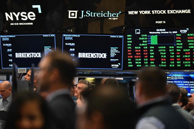 Traders work on the New York Stock Exchange (NYSE) in New York on October 11, 2023, during the launch of Birkenstock's initial public offering (IPO).  According to numerous media reports, the debut of the German sandal manufacturer Birkenstock values ​​the company at USD 8.6 billion.